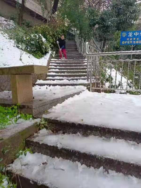 情滿華龍，掃雪除冰暖人心